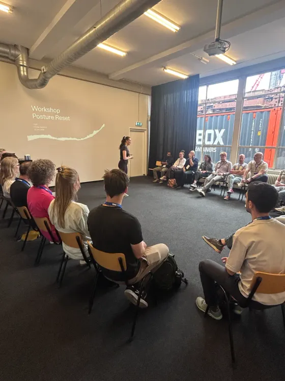 Workshop Posture Reset voor een zaal vol deelnemers